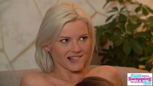 Invitat la doua prietene pentru sex in trei