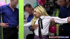 Blonda de 19 ani la sectie sex in grup cu ofiteri de politie