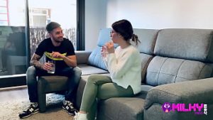 Isi dau intalnire si fata e dornica sa suga pula