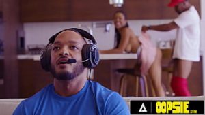 Negresa curva se fute cu baiatul care livreaza pizza