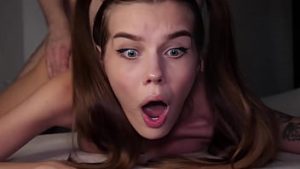 Alina e fututa in cur prima data la 18 ani