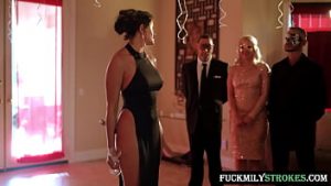 Orgie la bal mascat cu femei dornice de pula