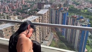 Doua surori brunete focoase sex cu instructor de fitness