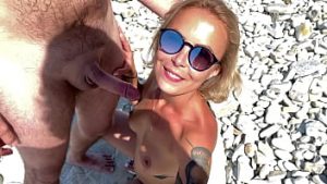 Curva filmata pe plaja la nudisti cand suge doua puli