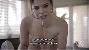 Frecat pula cu ambele maini si muie brutala cu ejaculare in gura