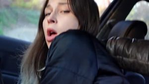 Opresc masina pe camp pentru muie si sex