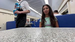 Cuplu filmat cand face sex in compartiment de tren