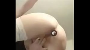 Vorbeste in romana se masturbeaza cu un dildo si un dop anal