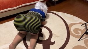 Femeie matura sta capra pe covor si e fututa anal