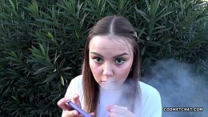 Tanara freaca pula si o baga toata in vagin