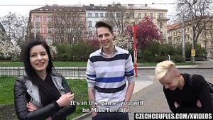 Doua cupluri filmate cand fac sex in grup la coafor