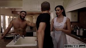 Bruneta convinsa sa faca sex cu doi barbati