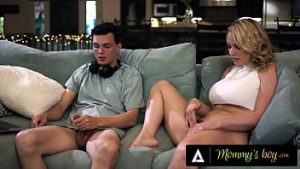 Milfa Rachel Cavalli sex pe canapea cu pustan dotat