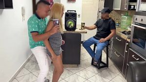 Danseaza lasciv cu un tovaras care o fute in pizda