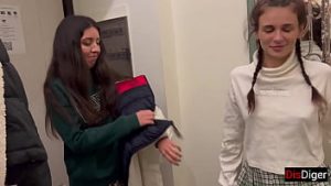 Doua studente invitate la un sex in grup neprotejat