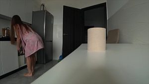 Iubitul vine acasa si face sex cu sotia pe masa din bucatarie