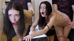 Iubita bruneta are multiple orgasme cand e penetrata anal