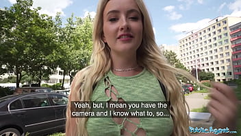 Blonda cu vaginul mic platita pentru o partida de sex