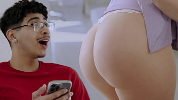 Sedus si futut de mama vitrega care e buna la 40 de ani