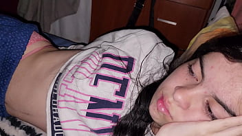 Bruneta isi baga pizda mica in pula iubitului