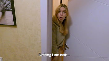 Sora cu pizda mica prinsa cand se masturba si fututa de fratisu