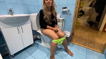 Sta capra si e penetrata in fundul perfect dar stramt