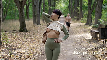 Filmata cand se dezbraca in natura si se joaca cu pasarica