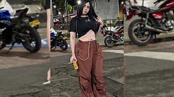 Sex noaptea in padure cu o bruneta care se filmeaza