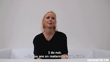 Blonda la primul casting porno testata la supt si futai