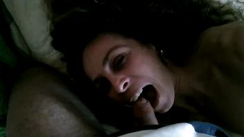 Milfa romanca bruneta suge pula cum stie ea mai bine