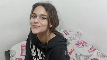 Fata de la tara suge pula si apoi face un futai scurt