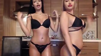 Doua pizde bune din romania fac videochat in bucatarie