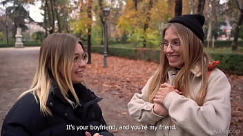 Doua studente bisexuale invita barbati pentru sex pe canapea