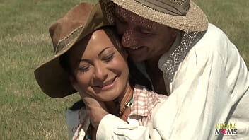 Doi fermieri filmati cand fac sex pe camp