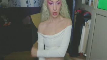 Romanca blonda de la tara face videochat