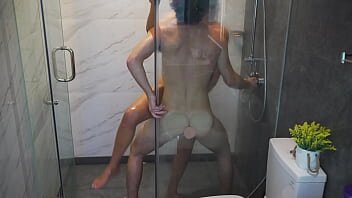 Dus cu dildo in vagin si sex cu colegu de camera