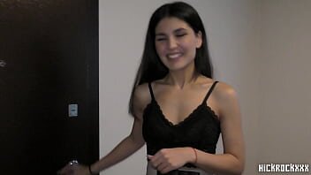 O bruneta e platita pentru oral si sex