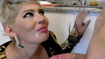 E fututa in pizda tatuata si stropita cu sperma in gura