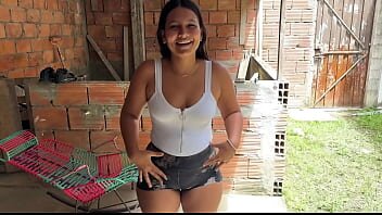 Isi convinge vecina sa faca sex direct in gradina