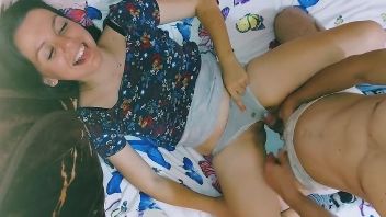 Romanca draguta fututa in pizda ei mica si sexy