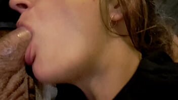 Filmata cand suge toata pula si goleste coaiele de sloboz