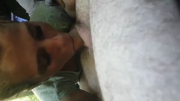 Curva romanca ia muie pe bani in masina