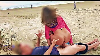 Ii freaca pula si o calareste cu gaoaza pana ejaculeaza