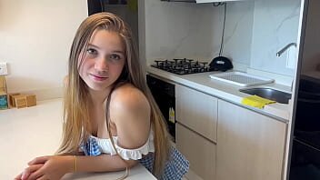 Sotu si-a adus acasa amanta menajera si o fute in bucatarie