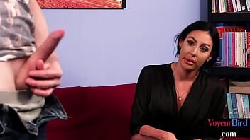 Milfa priveste cum barbat isi face laba