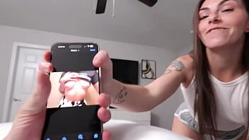 Ii arata o poza cu sanii si apoi il fute