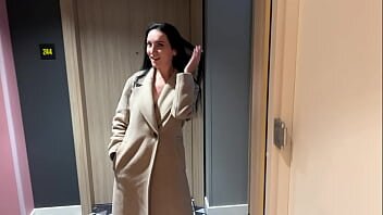 Milfa platita pentru oral si futai neprotejat la hotel