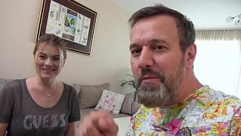 Inainte sa plece in vacanta sotia suge pula si se fute neprotejat