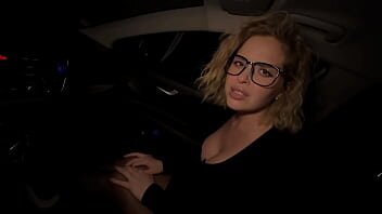 Nimfomana in Uber are pofta de pula si face sex imbracata