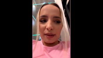 Romanca blonda se masturbeaza grav xxx